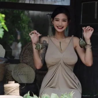 顶级身材，小姐姐送你两个粽子！