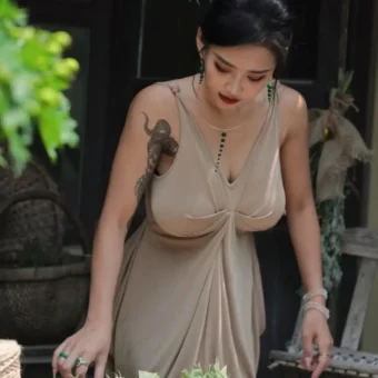 顶级身材，小姐姐送你两个粽子！