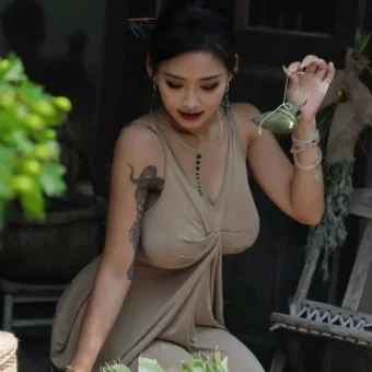 顶级身材，小姐姐送你两个粽子！