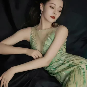 壁纸-大美女迪丽热巴的极致腰臀比，真的绝了