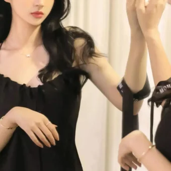 壁纸-超诱黑丝、白丝美女壁纸