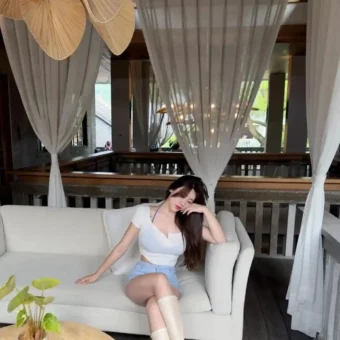 美女写真 | 一半素心以清简，一半寂静许清欢