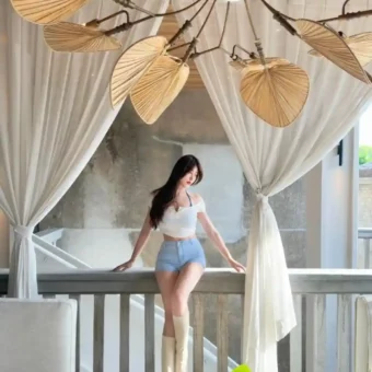 美女写真 | 一半素心以清简，一半寂静许清欢
