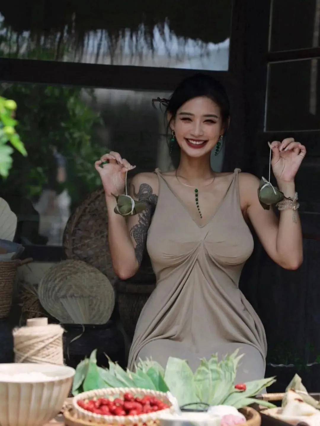 顶级身材，小姐姐送你两个粽子！