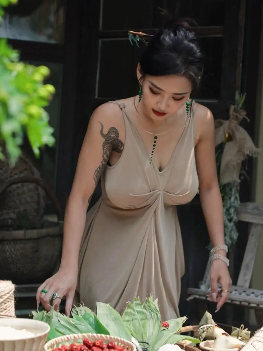 顶级身材，小姐姐送你两个粽子！