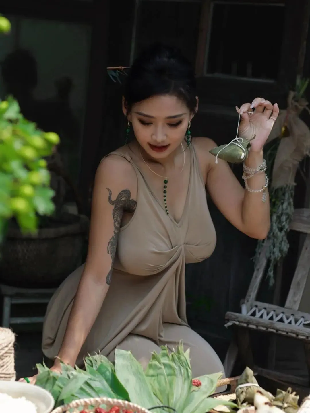 顶级身材，小姐姐送你两个粽子！