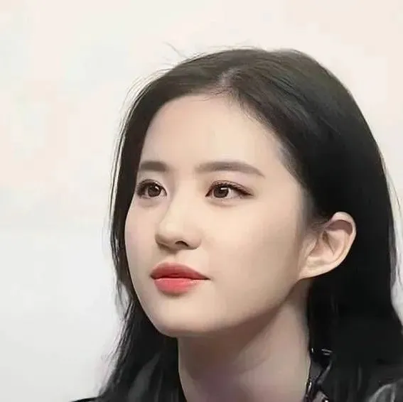 头像 | 𝙒𝙚𝘾𝙝𝙖𝙩简单耐看干净头像