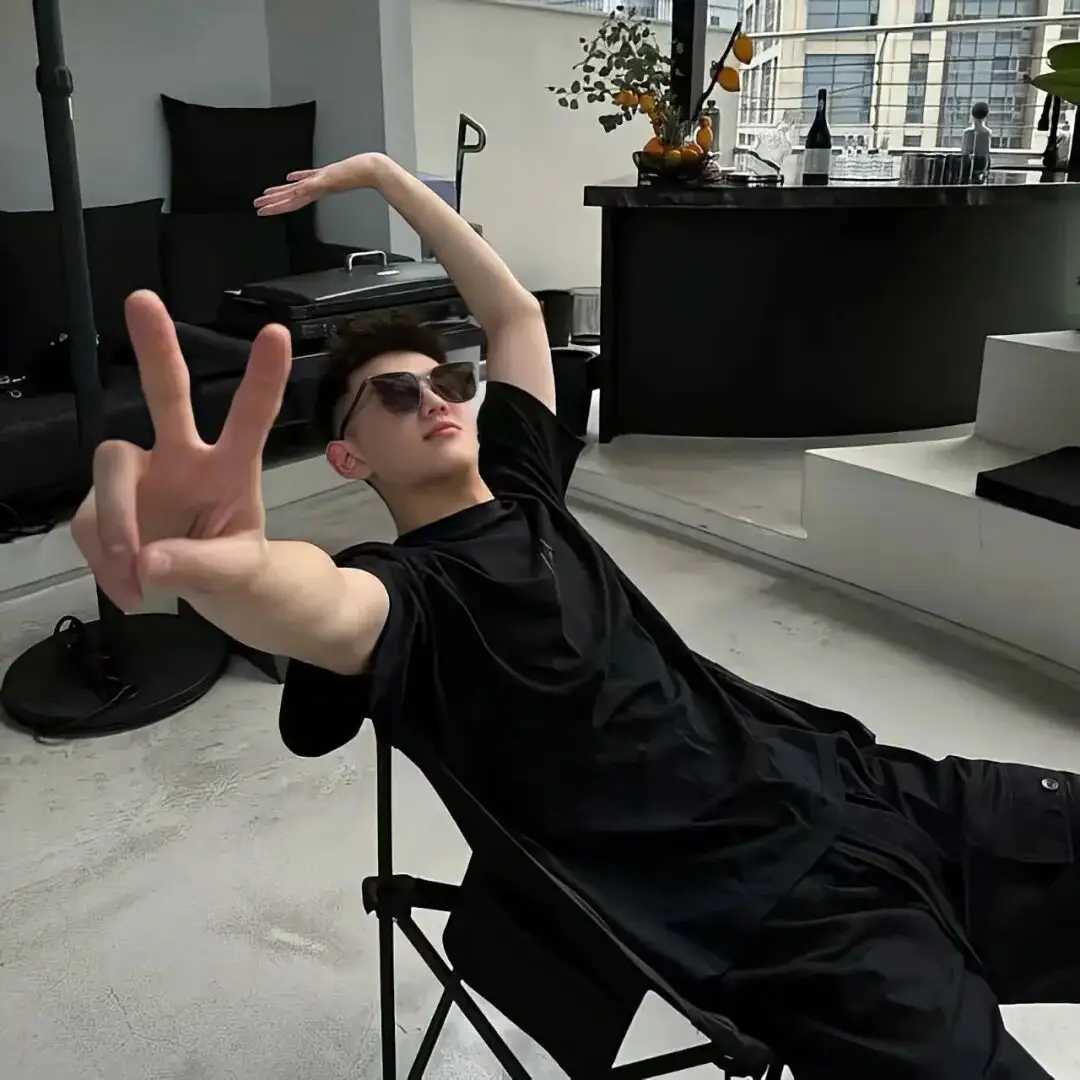 头像丨𝙒𝙚𝘾𝙝𝙖𝙩男头